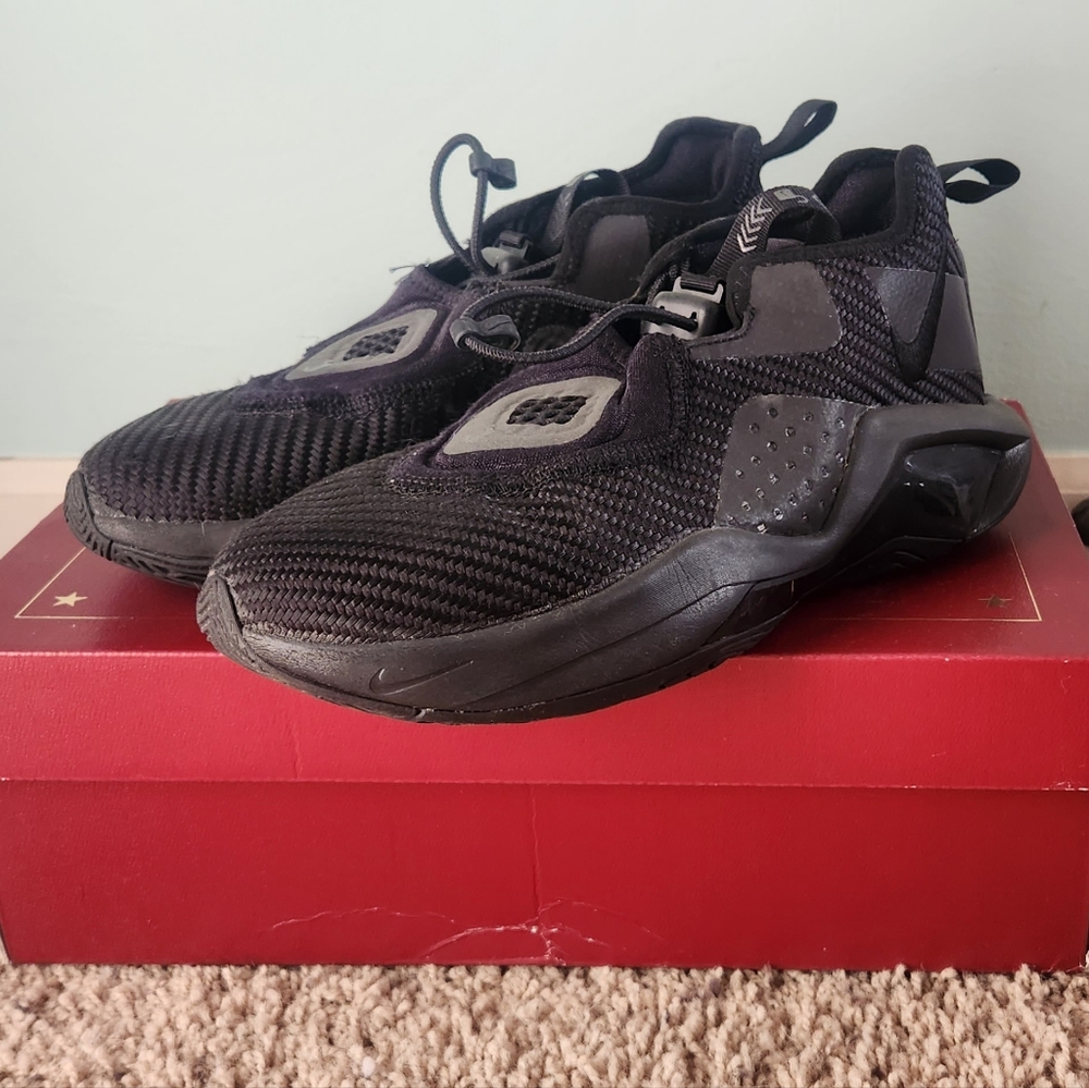 Boys LeBron Soldier Badketball shoes, size 5